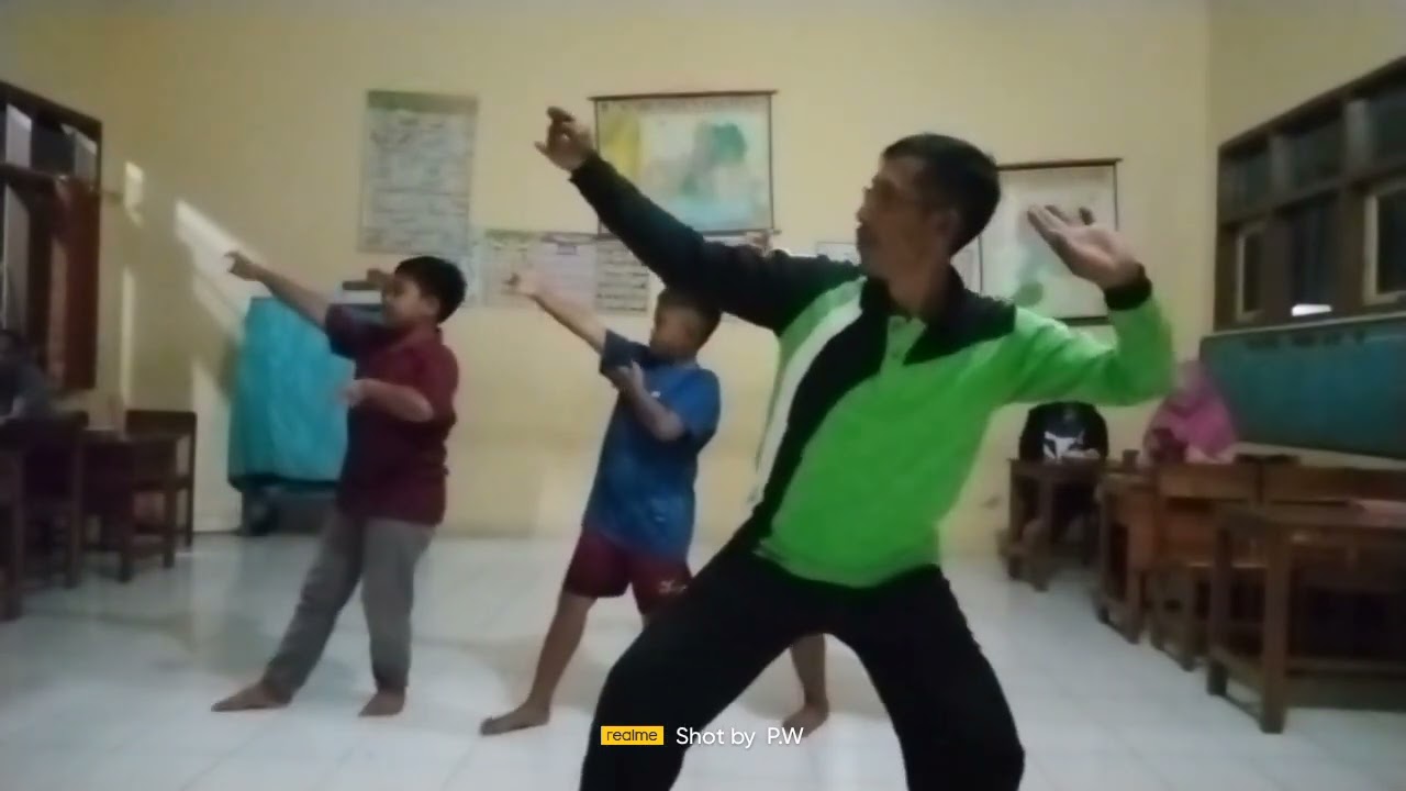 Latihan tari tradisional - srampat
