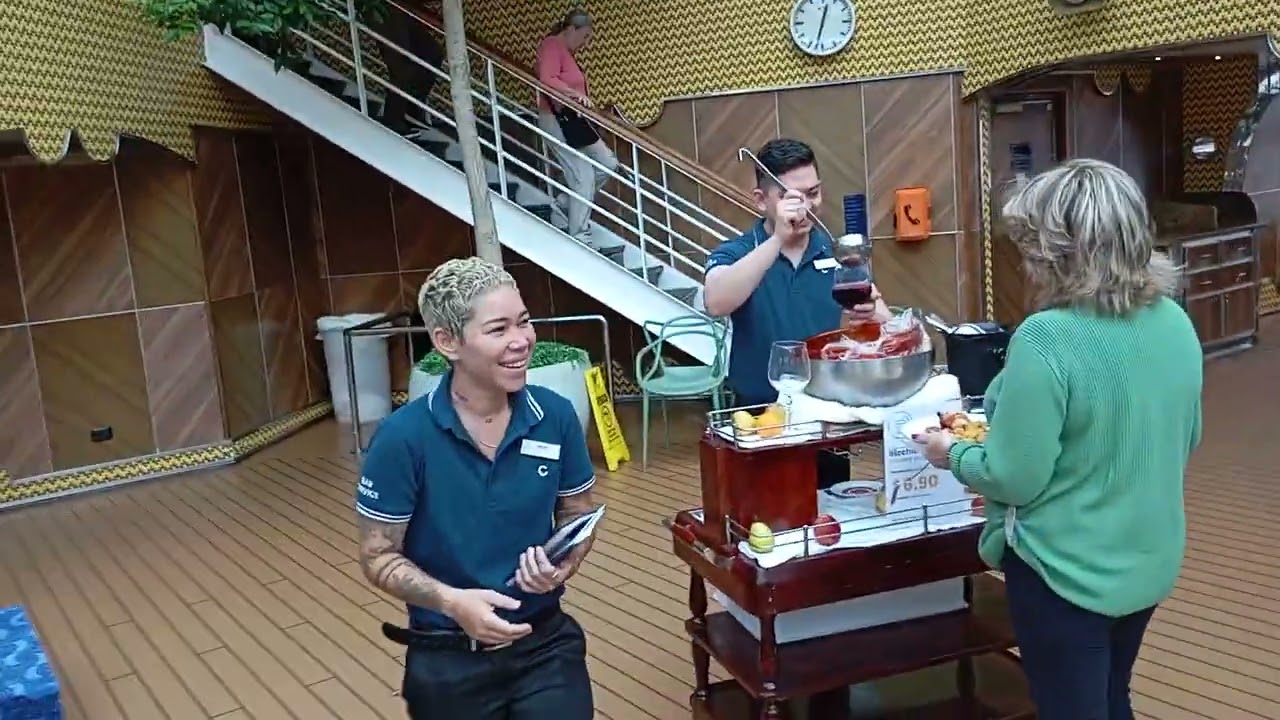 Buffet especial na piscina do Costa Pacífica, almoço, temporada brasileira 24/25 