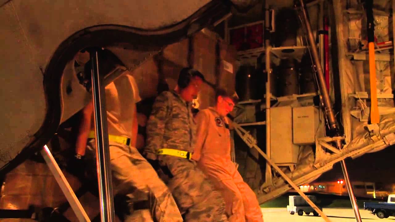 US Airmen and Marines load supplies for Nepal aid