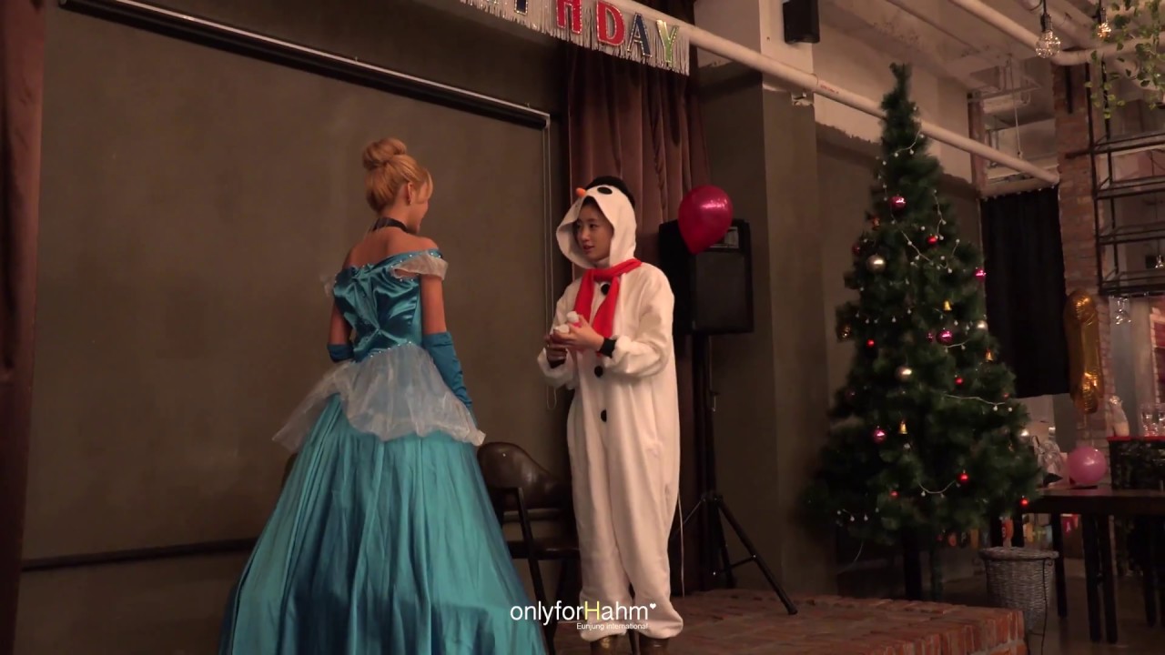 171210 Eunjung & Qri cosplayed as the snowman & Cinderella