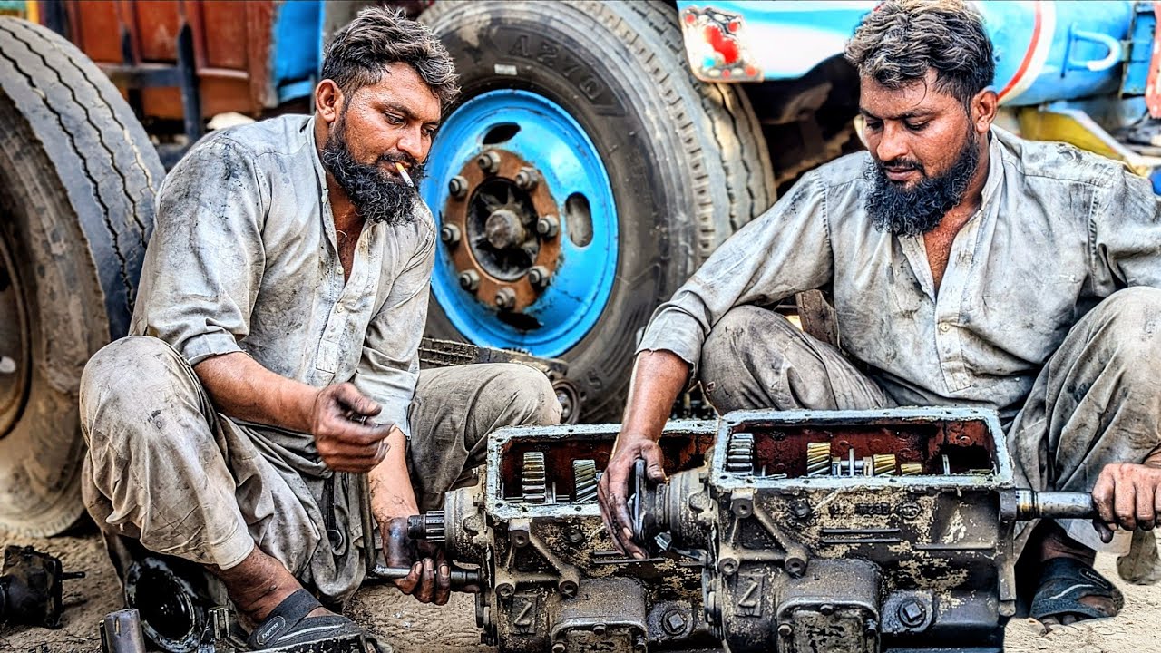 Pakistani mechanic Fixing a Bedford Truck Gearbox of HeavyDuty ! Amazing repair