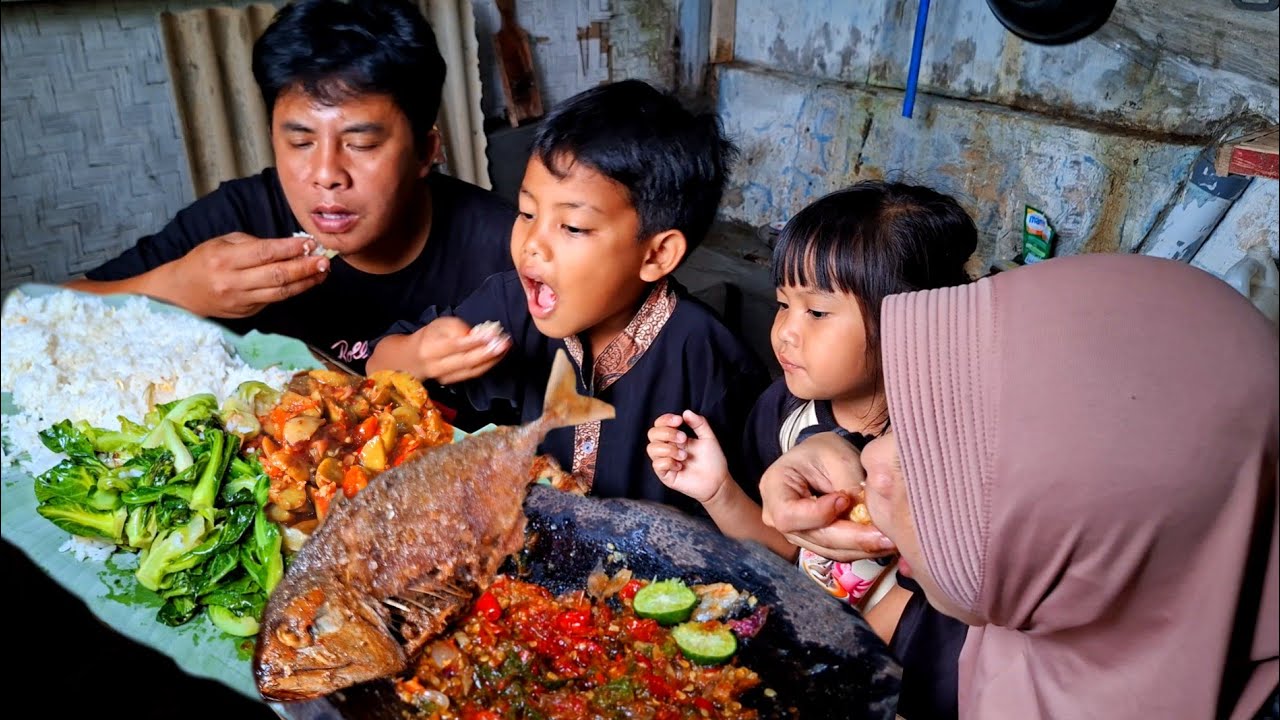 MAKAN NASI LIWET BERSAMA KELUARGA,SA'AT HUJAN DERAS‼️JENGKOL BUMBU,SAMBEL MERAH PEDAS,GORENG PEDA