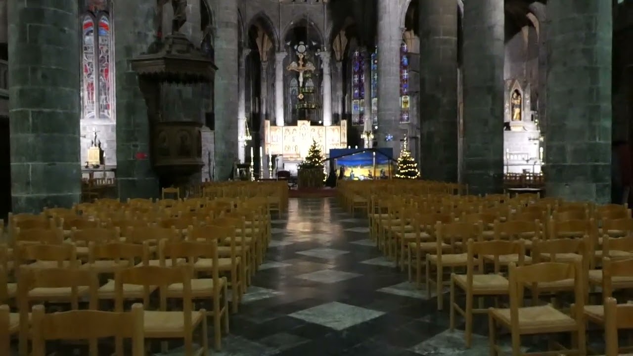 Dinant :Refuge de silence dans l'église : Une pause dans le blizzard