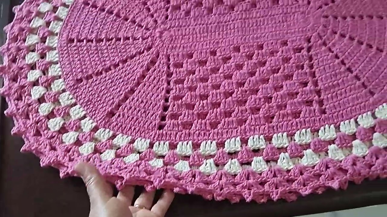 Parzinho de  tapete feito no fio 6 rosa e cru.Medidas 70x50  pronta entrega ✨