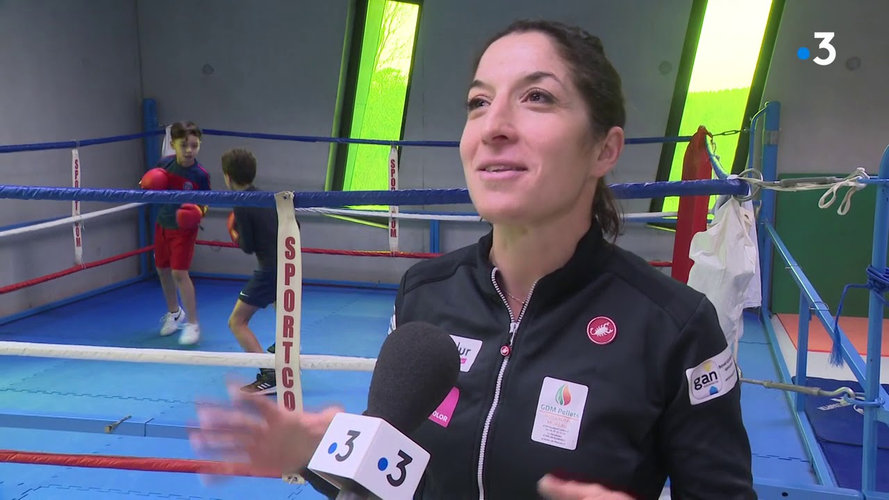 A Ambazac, la championne du monde Sophie Roulaud initie une vingtaine de jeunes &agrave; la Boxe
