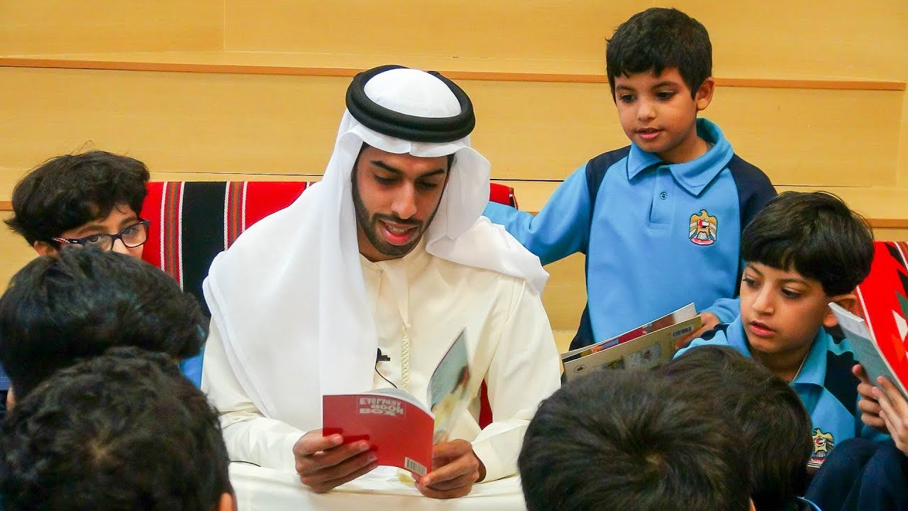 الشيخ طحنون بن خليفة بن محمد بن خالد آل نهيان يشارك طلاب مدرسة حمودة بن علي القراءة