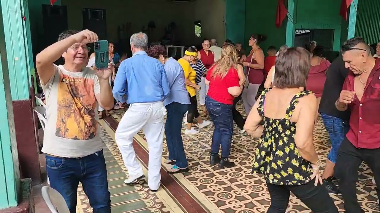 Bailando en la antigüa casa del obrero en Managua.