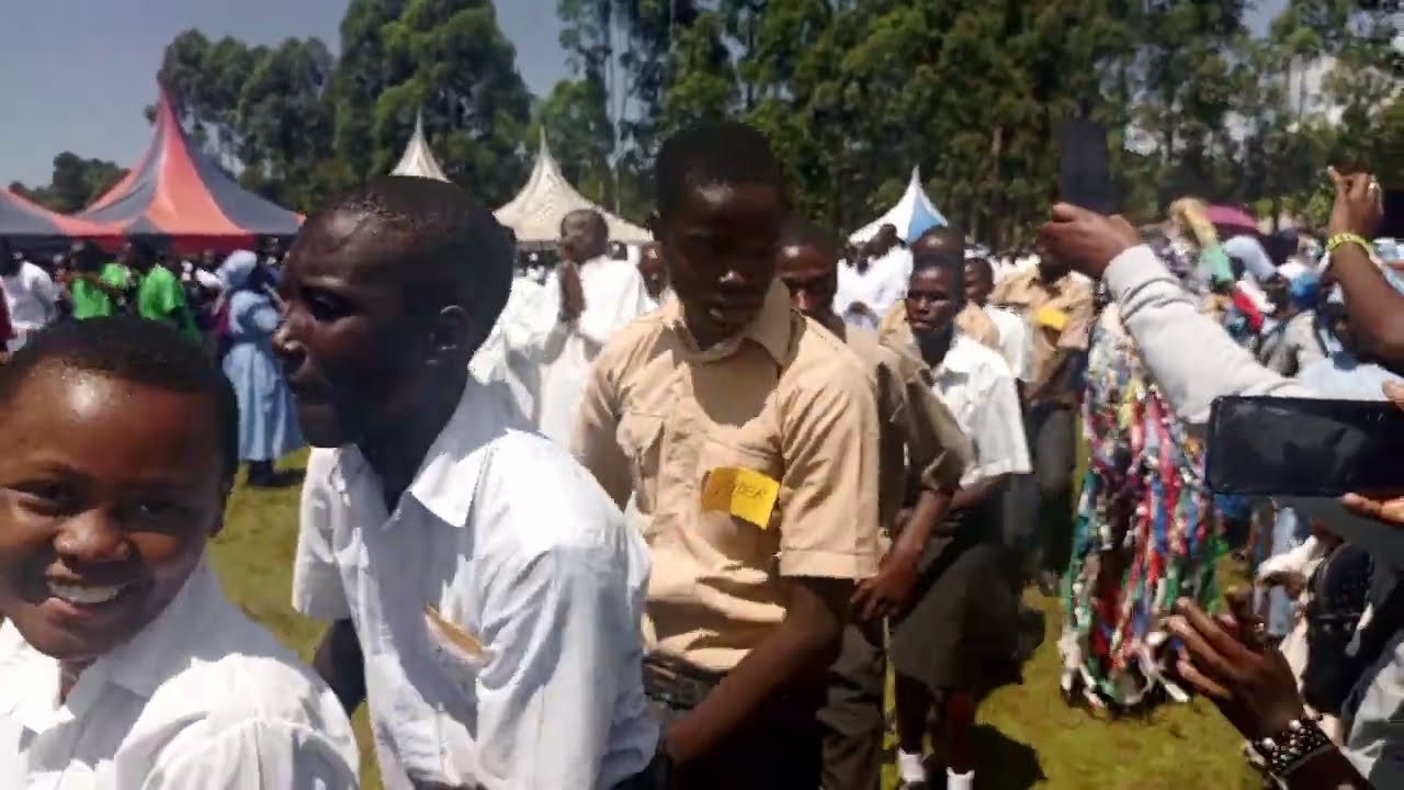 C.M.A//C.W.A// Gekano  Girls $ Boys, dancing during entrence to that Alter, at new Biticha parish