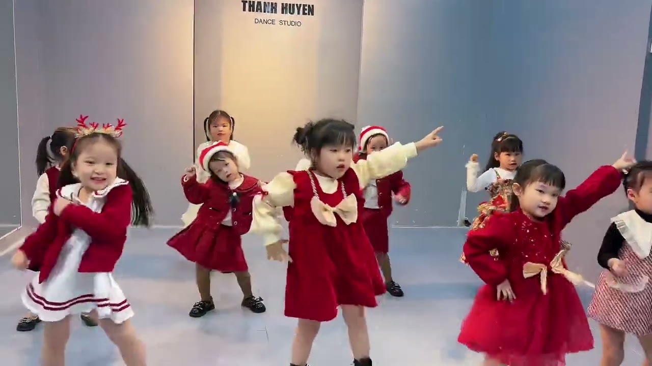 FELIZ NAVIDAD - Nhảy chào giáng sinh | Thanh Huyen Dance Studio 