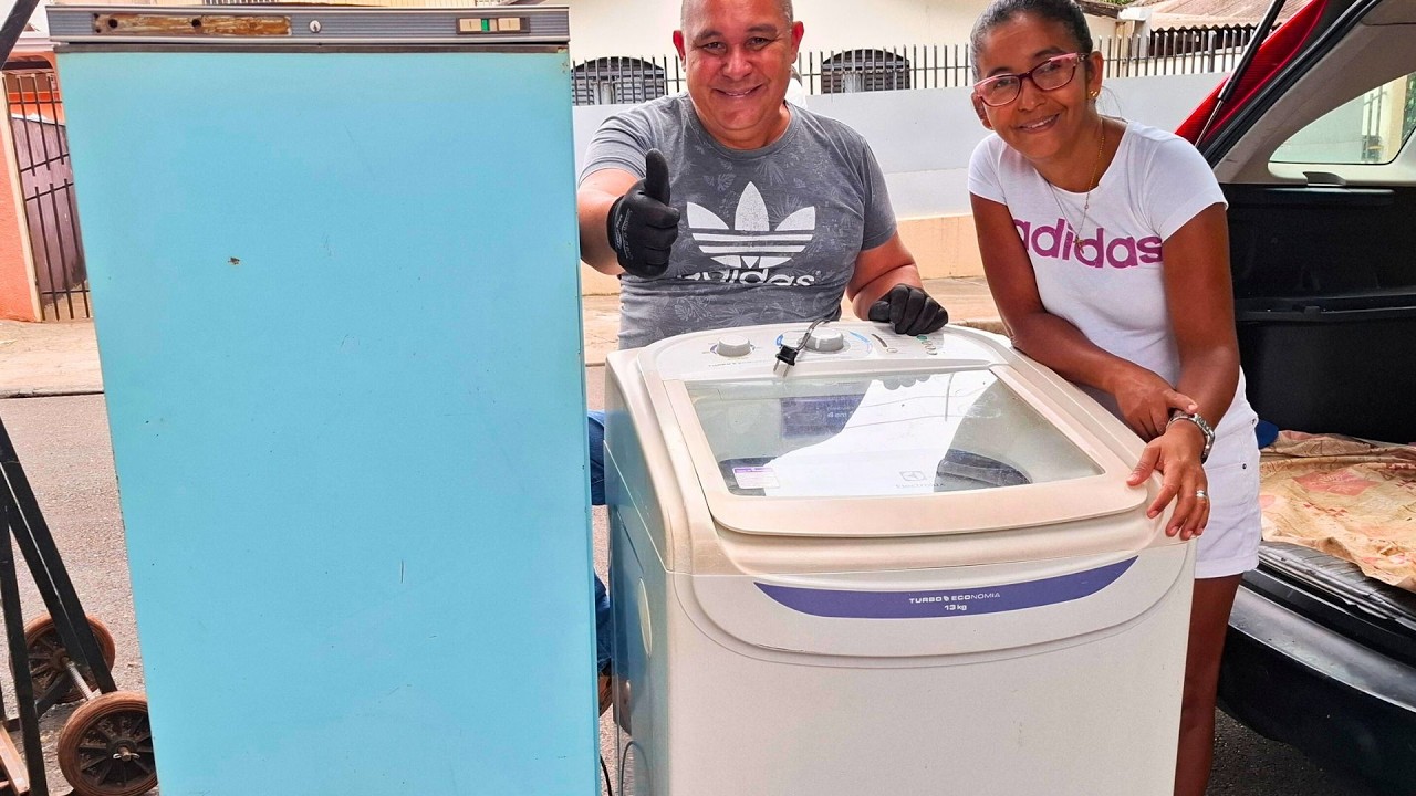 COLETAMOS UM FREEZER VERTICAL E UMA MAQUINA DE LAVAR 13K
