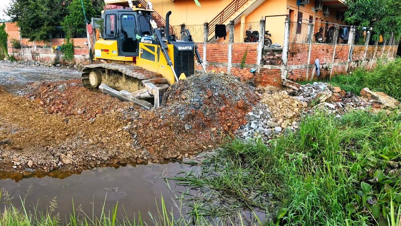 JOB Excellent PowerFull SHANTUI DH17C3 Clean Forests For Building The Water Using Stones For Pushing