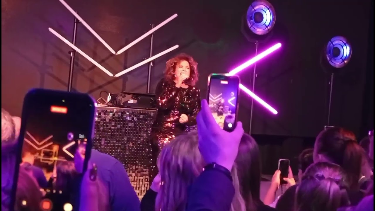 Laila Adèle framför ”Oxygen” på Melofestivalens efterfest 
