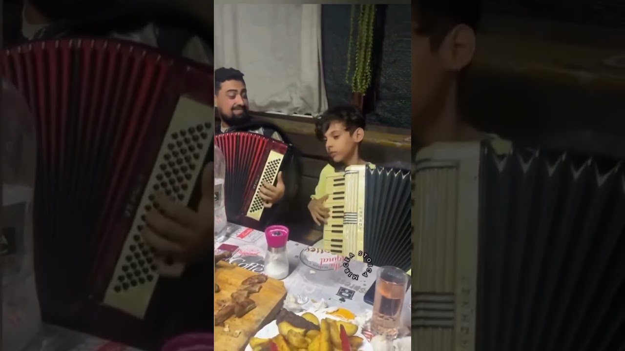 Un copil canta foarte frumos cu Acordeonul #hohner #music #bandon #acordeon #live