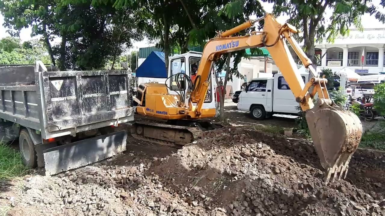 Komatsu PC40 loading Isuzu Elf mini dump truck