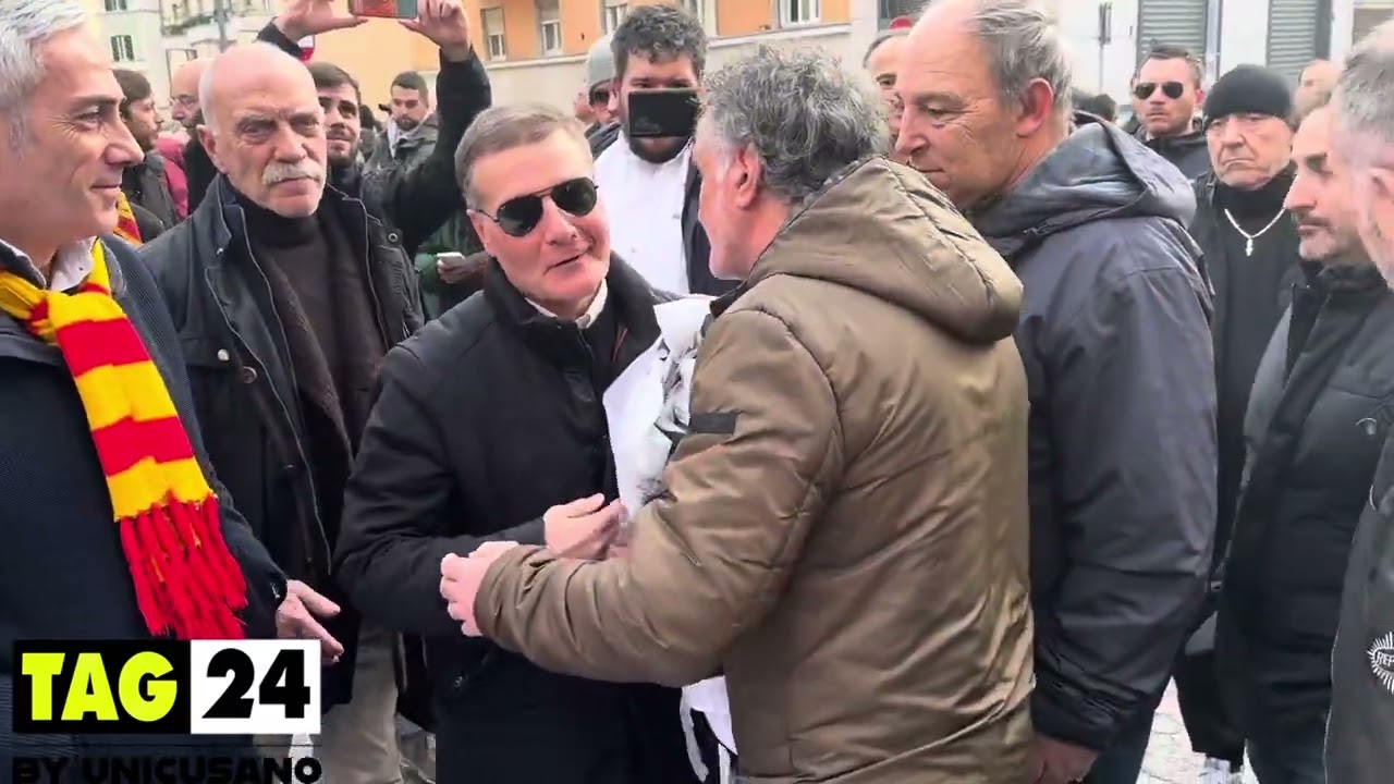 Funerali di Giacomo Losi, i tifosi della Roma donano lo striscione effigie del capitano al figlio