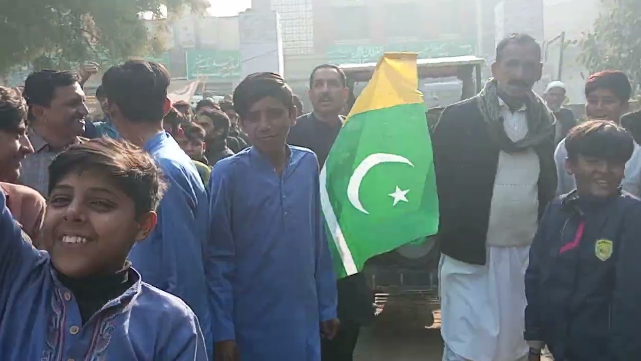 School k children nay Kashmir ka flag bacha lia