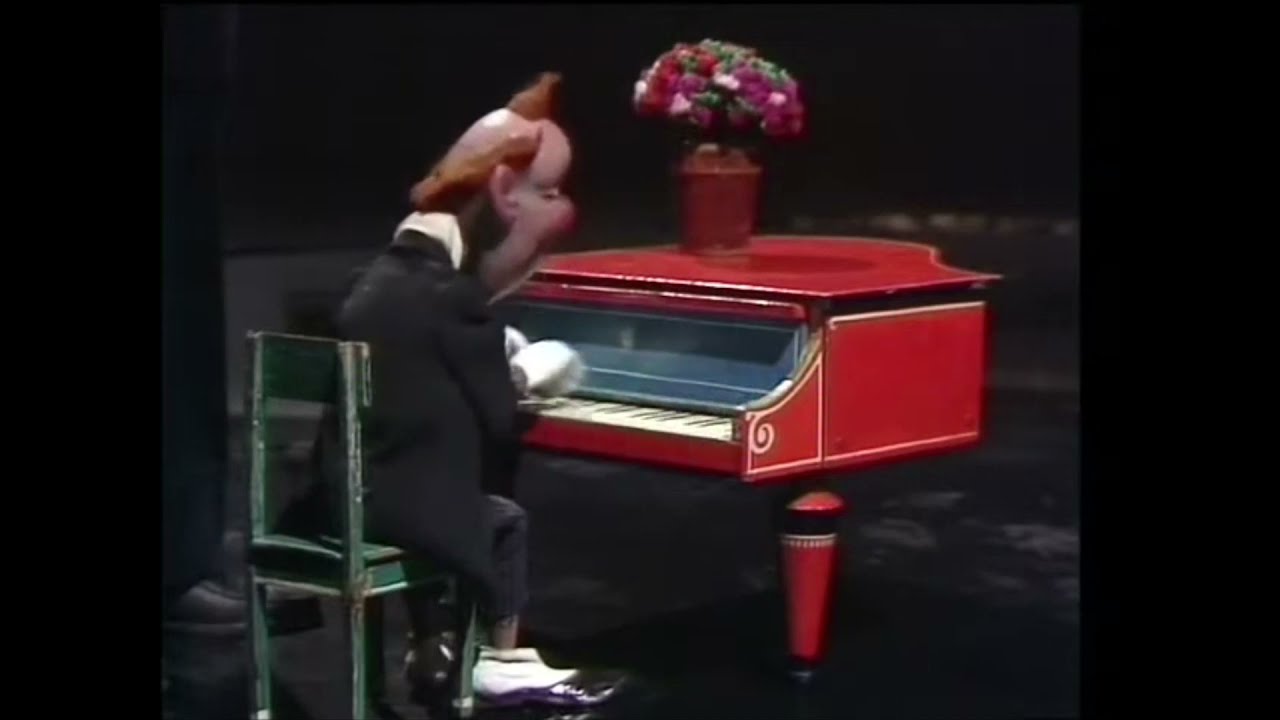 Clown Gustaf greift in die Tasten, um das Jubiläumsjahr „100 Jahre Albrecht Roser“ einzuläuten.