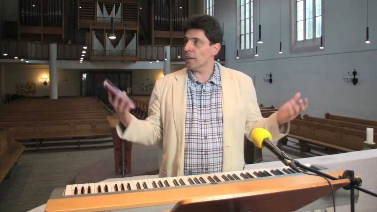 Andreas Hantke singt aus dem neuen Liederheft 