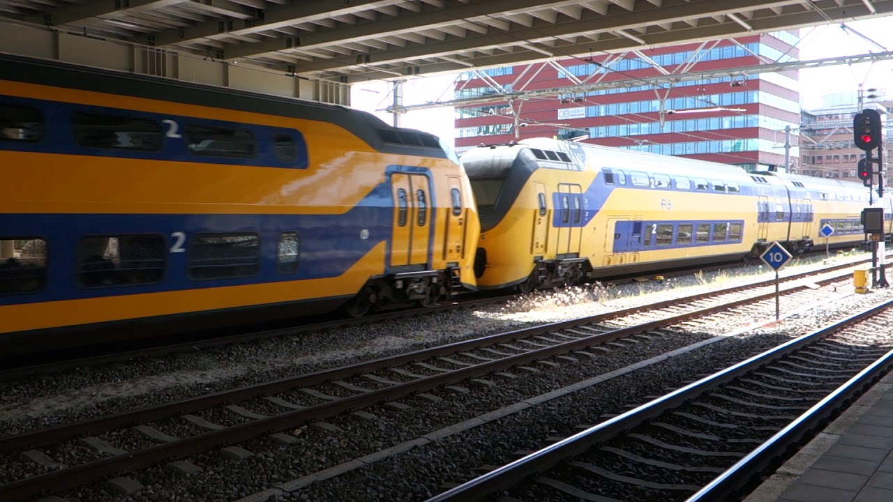 12 bakken VIRM(m) komen aan op station Zaandam!