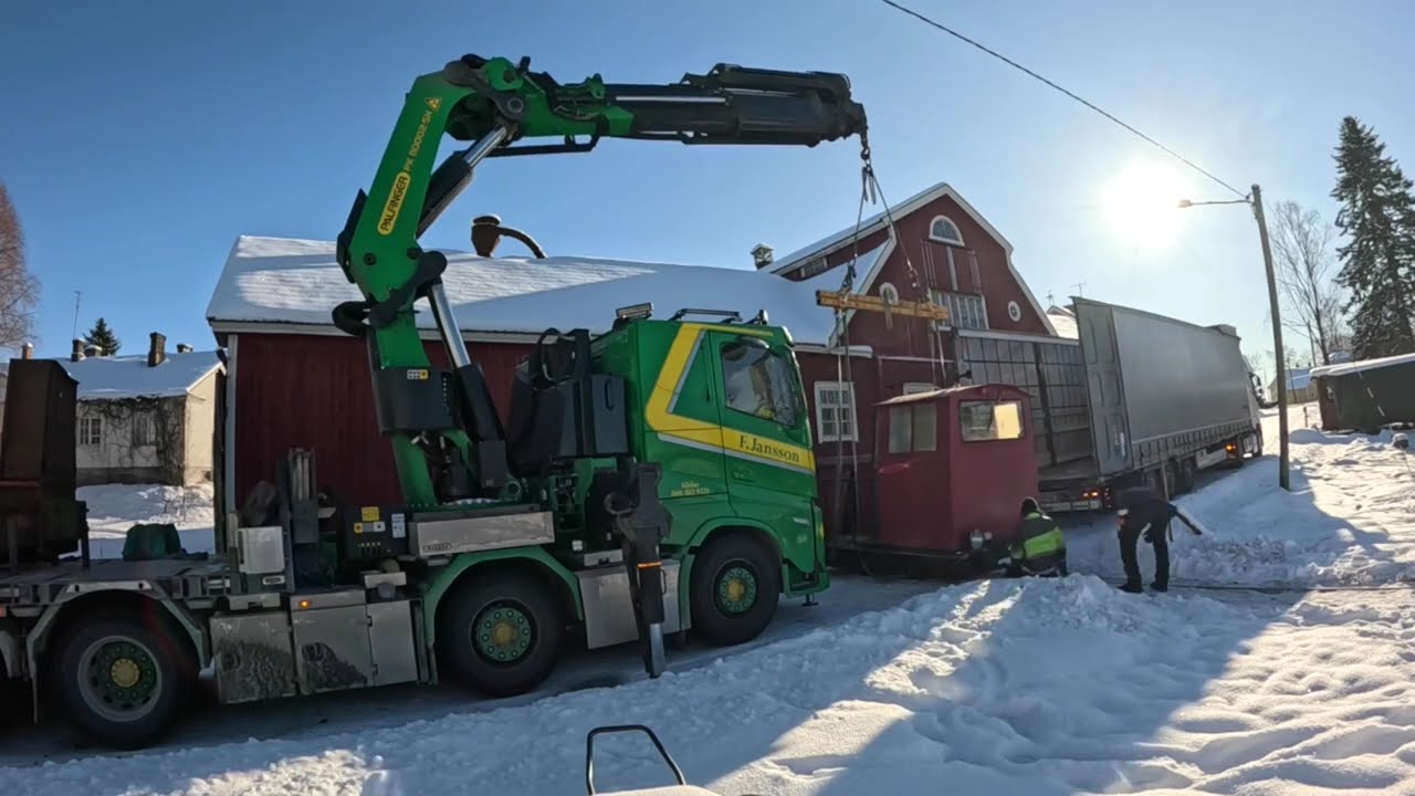 Timelapse: Unloading narrow gauge locos at the private railway in Finland