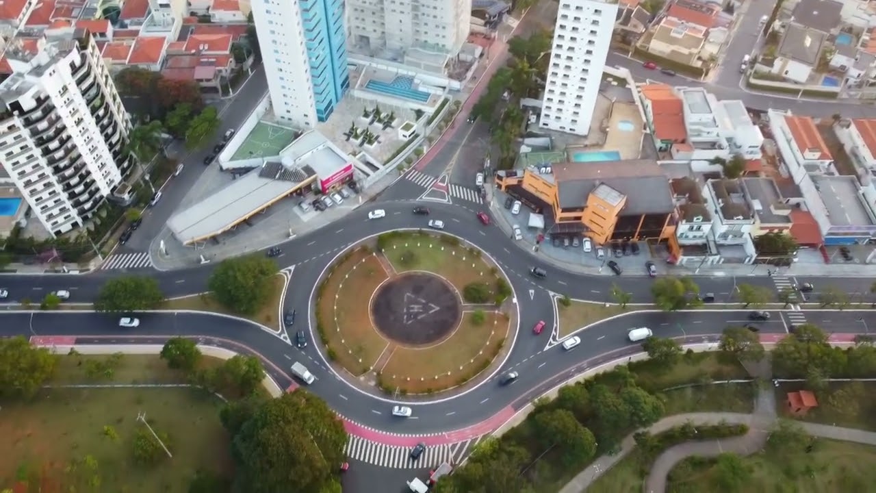 Drone sobrevoa Vila Alpina em São Paulo.