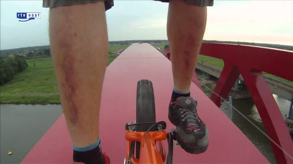 Fietser rijdt over boog nieuwe spoorbrug Zwolle