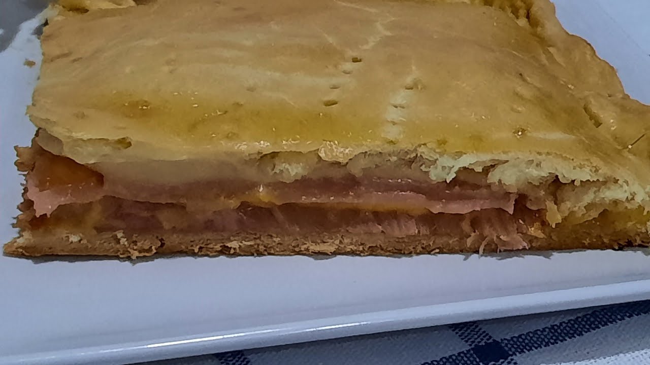 Empanada de filetes adobado y queso.