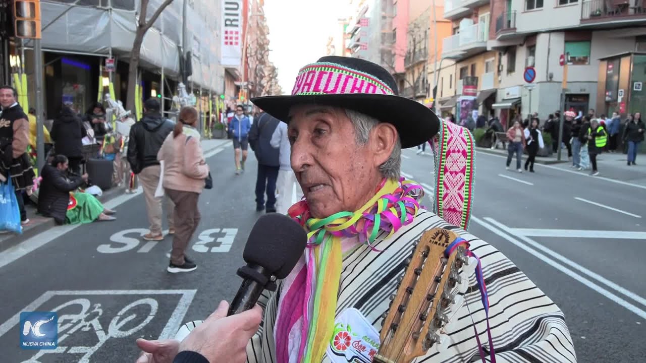 Comunidad latinoamericana llena de color y tradición el Carnaval de Barcelona
