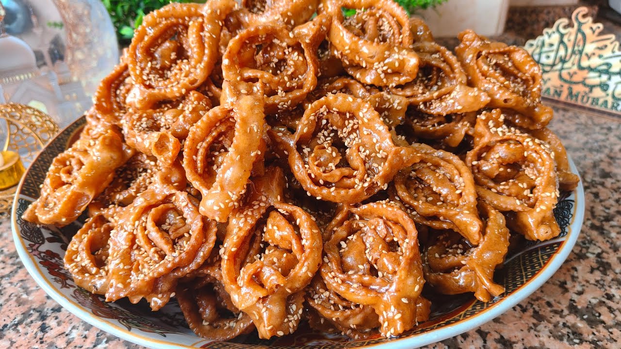 جبتها لك بلا لوز وسهلة رمضان 🌛 شباكية هشيشة تذوب في الفم  مقادير متوفرة في كل بيت