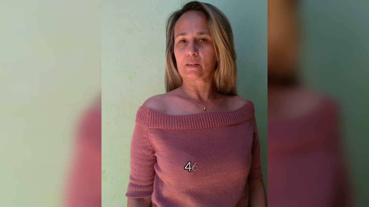 Blusa tamanho 42 na máquina de tricô.
