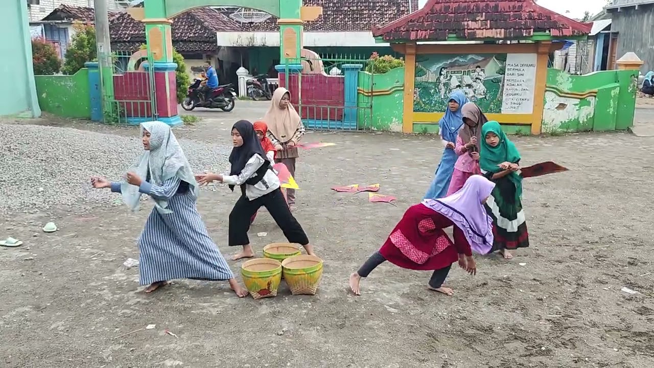 Tari kreasi pesta siaga SDN 01 BAJINGJOWO Kecamatan Sarang, Kabupaten Rembang 