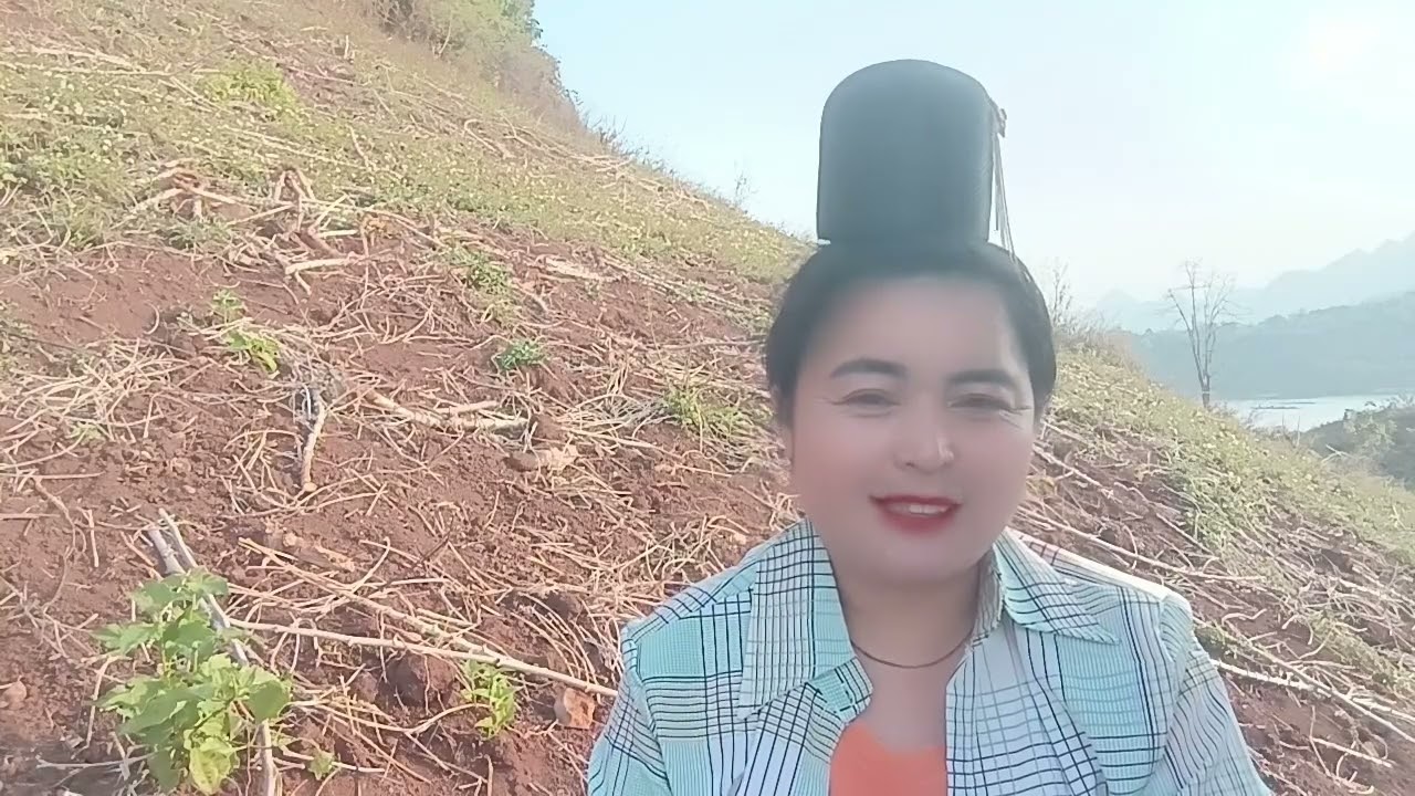 Chị em kể chuyện buồn vui với nhau 