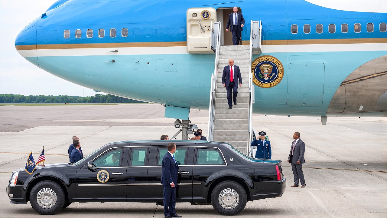 Президент США Трамп прибыл в китайский аэропорт.