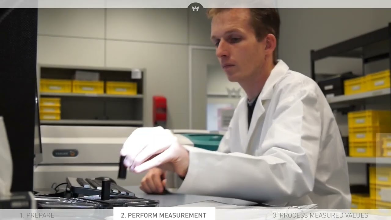 Measuring the wavelength accuracy with Hellma glass filters in a spectrophotometer