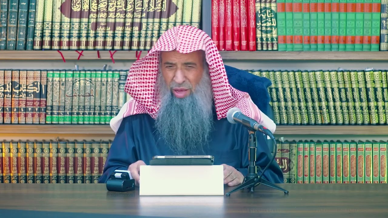 ما حكم رجل يطلب من زوجته كشف وجهها أمام شقيقه؟