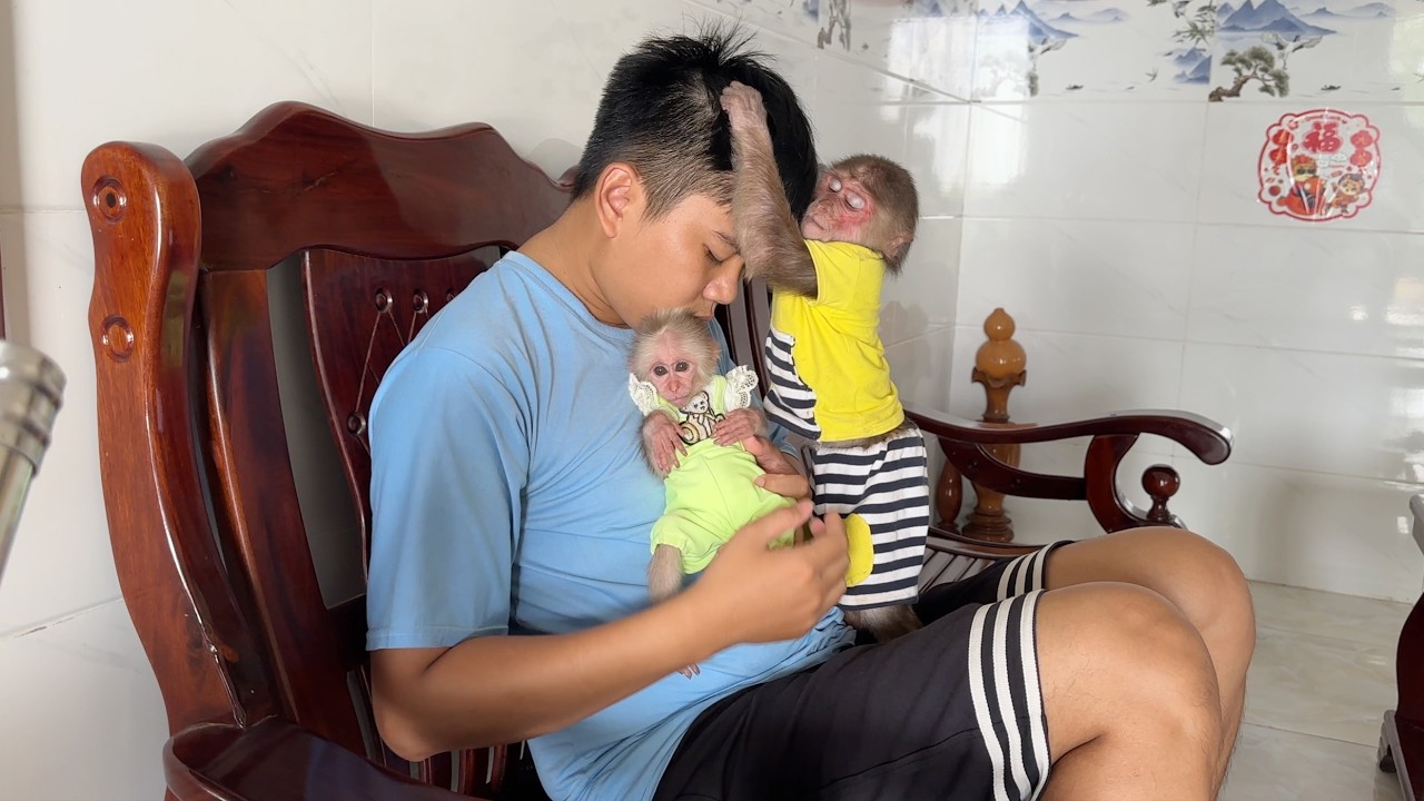 Very cute ! SinSin &ZiZi express their love for Dad very cutely 🥰