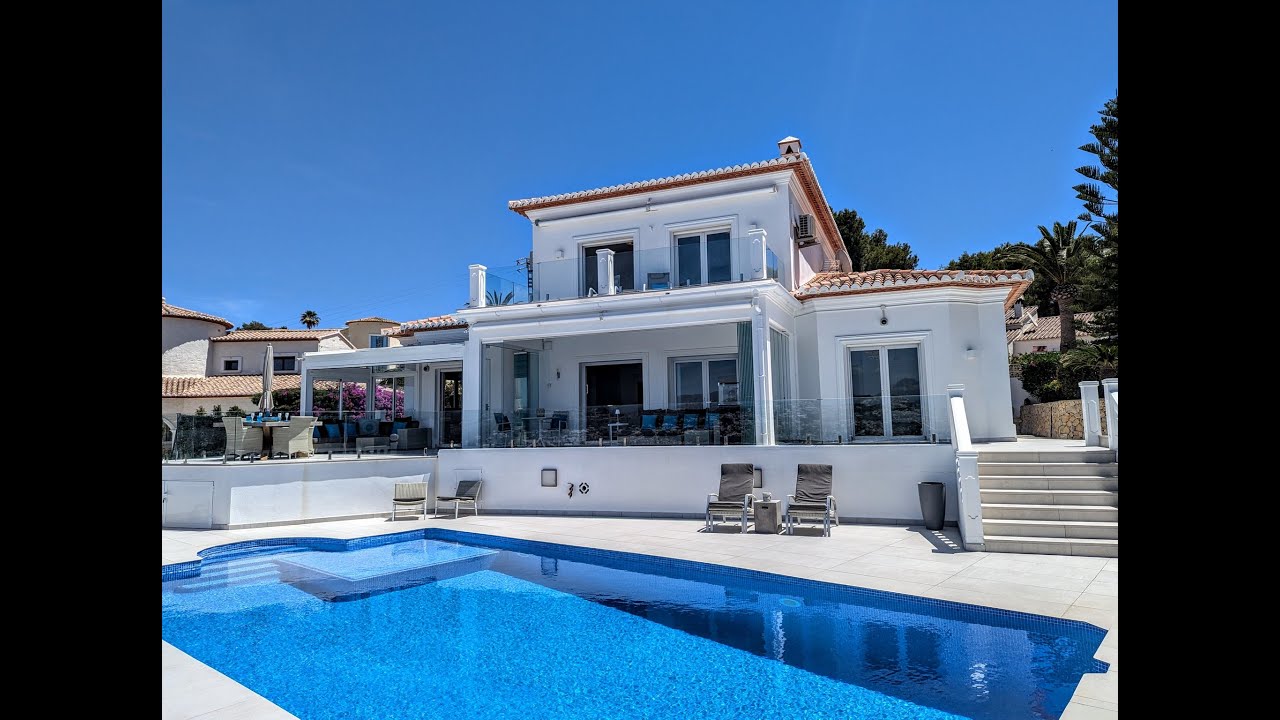 Superb villa with sea and mountain views for sale in Moraira