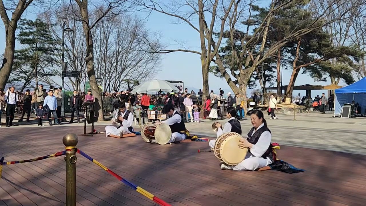 서울 남산 팔각정 사물놀이 공연
