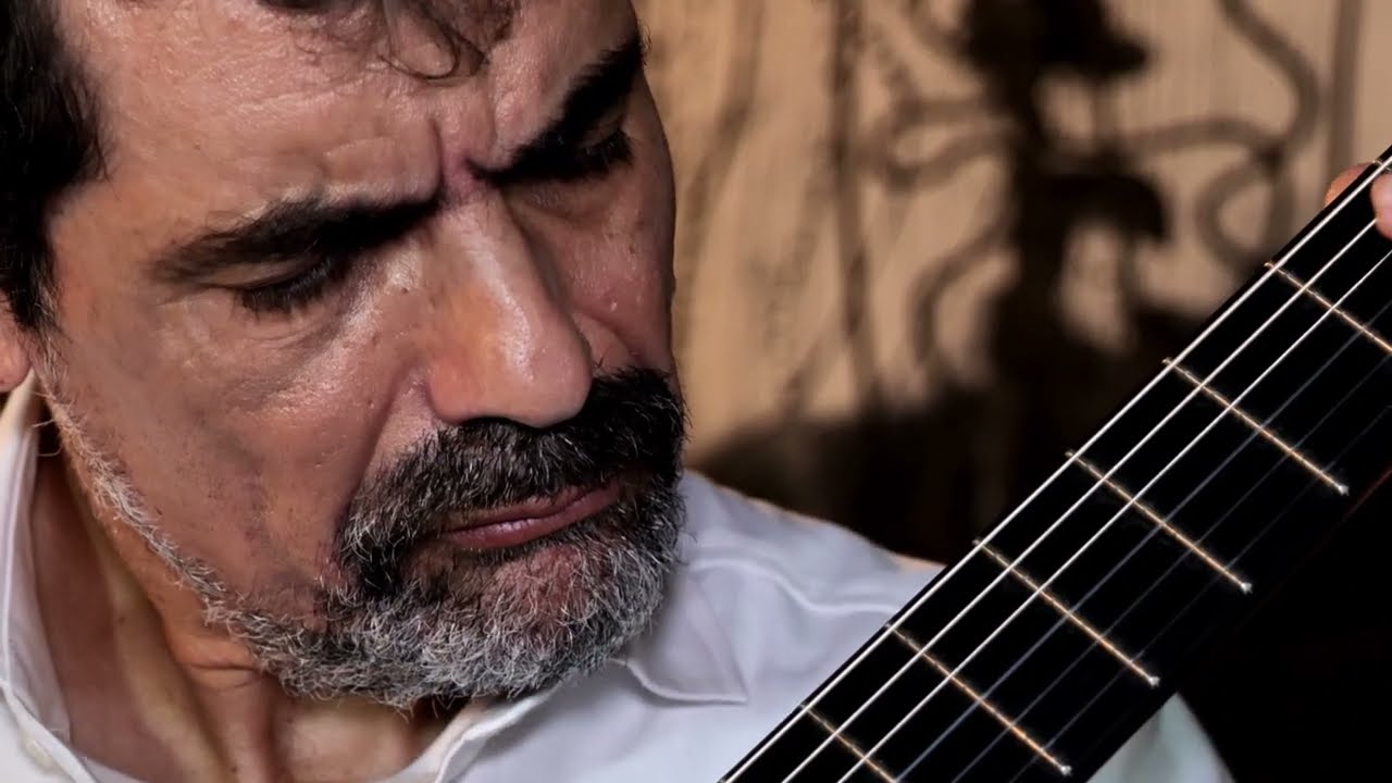 Àlex Garrobé plays  
