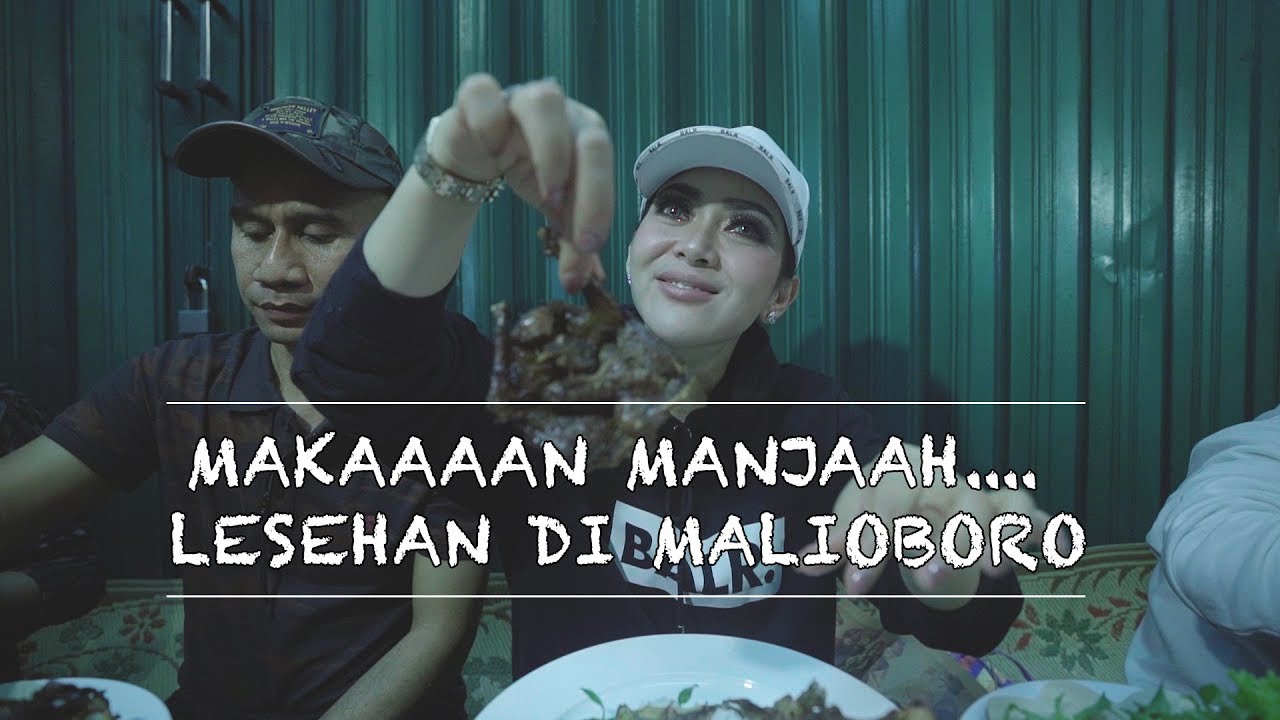 bahagianya incess....!!! makan lesehan di malioboroo...