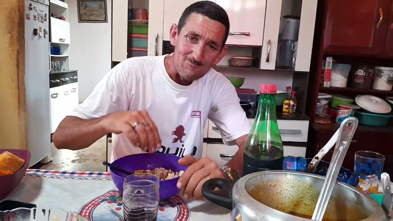 Benedito  mostra o seu almoço  do dia 01 de janeiro