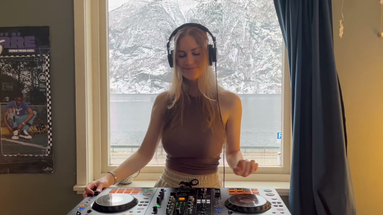Just a chill girl mix (jazzy deep house)