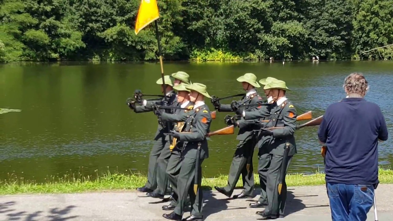 Regiment van Heutsz vaandel dracht