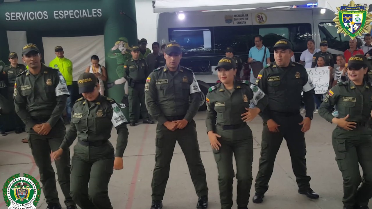 POLICÍAS QUE BAILAN POR LOS NIÑOS EN CÚCUTA