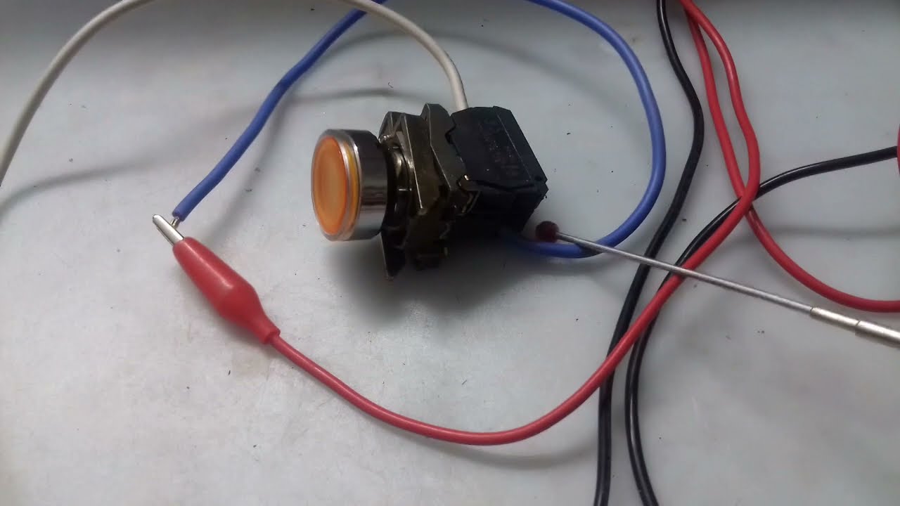 Pulsante con spia luminosa.