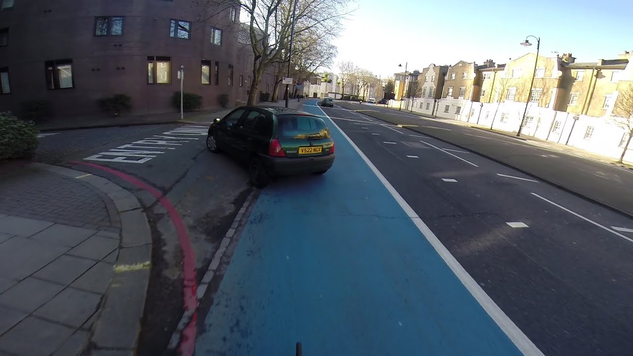 V522NGX Left hook + Silly cyclist who loves the door zone