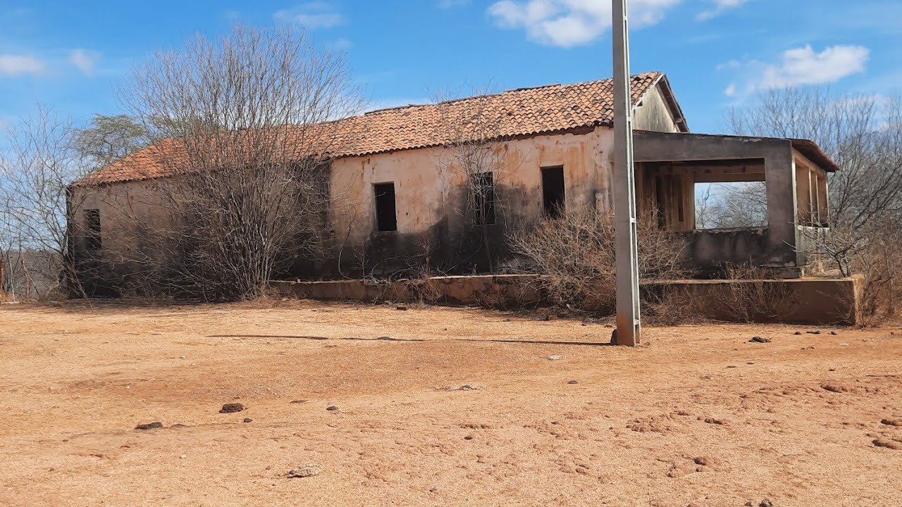 O Povo Est&aacute; Sumindo do Sert&atilde;o Paraibano - Chal&eacute; Abandonado a Beira da Estrada 