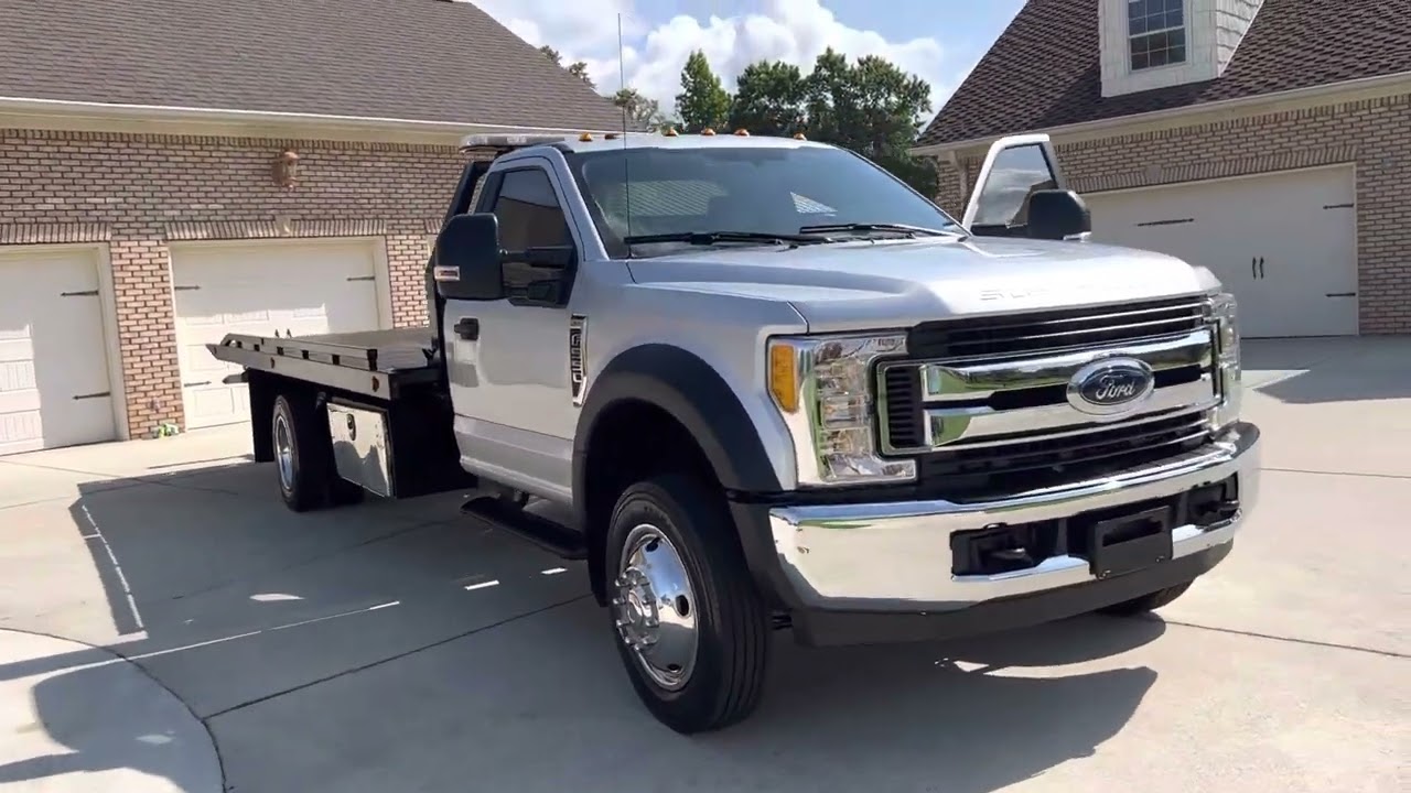 ПРОДАНО: Эвакуатор-платформа Ford F550 2017 года выпуска, двигатель V10.
