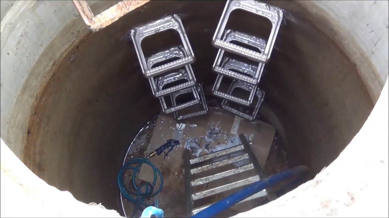 Wartungsarbeiten an der Wasserzisterne. Tritte streichen