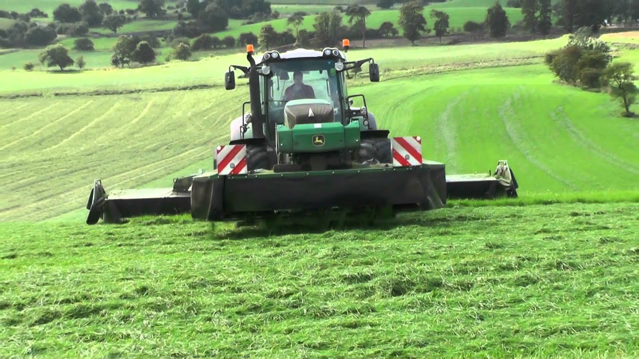 Fendt 828 mowing with JD triples